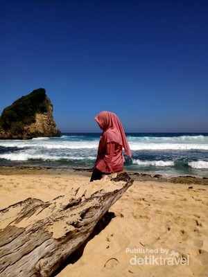 Pantai Asyik Buat Berakhir Pekan di Malang