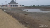Masjid di samping kuburan warga