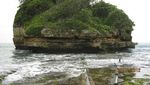 Pantai Bajulmati di Malang, Penuh dengan Batu Karang Menawan