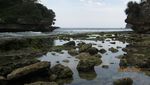 Pantai Bajulmati di Malang, Penuh dengan Batu Karang Menawan