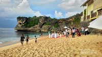 Bermain pasir atau berenang bisa dilakukan di bibir pantai.