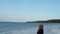 Sunyi dan sepi nyaris membuat pantai bara ini serasa milik pribadi!