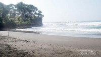 Pasir hitam di Pantai Batu Hiu