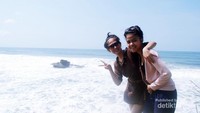 di atas bukit dengan pemandangan karang di tengah laut