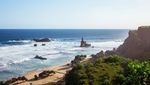 Pantai Berpasir Putih dengan Karang Menjulang di Lautan, Ada di Pacitan