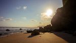 Pantai Berpasir Putih dengan Karang Menjulang di Lautan, Ada di Pacitan