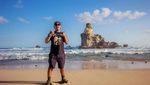 Pantai Berpasir Putih dengan Karang Menjulang di Lautan, Ada di Pacitan