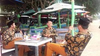 Bangku santai berjajar rapi sepanjang tepi pantai