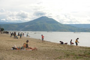 Pantai? Bukan, Ini Tepian Danau Toba