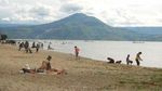 Pantai? Bukan, Ini Tepian Danau Toba