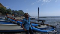 Berada di Antara Perahu Nelayan