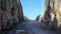 Lorong menuju pantai Gunung Payung bisa ditempuh berjalan kaki