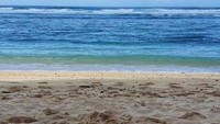 Hamparan pasir dengan latar belakang ombak dan langit sangat cantik untuk diabadikan