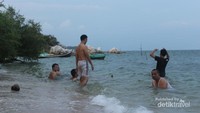 Wisatawan sedang mandi di Pantai Batu Tambun