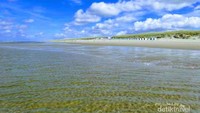 Sepinya pantai memudahkan anda hilang dalam pikiran anda sendiri.