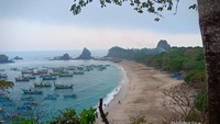 Pantai dengan hamparan pasir putihnya