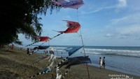 Layangan yang dijual di Pantai Katipiang