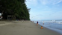 Pantai Katipiang di Pariaman Sumatra Barat dengan hamparan pasir kecoklatan