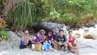 Berteduh di bawah pohon yang rimbun.