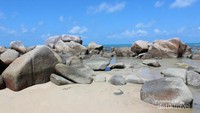 Hamparan batu granit di Pantai Tanjung Besar.