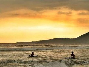 Pantai Cimaja, Ini Dia Tempat Cocok untuk Surfer Pemula