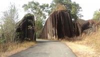 Gerbang masuk Pantai Romodong adalah sepasang batu granit.