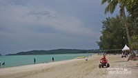 Pantai ini dilengkapi wahana sport