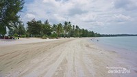 Pantai berpasir putih memiliki ombak yang tenang