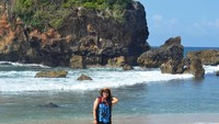 Pengunjung bisa berfoto dengan latar belakang birunya laut