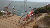 Sepeda Gantung dan background laut lepas di kejauhan