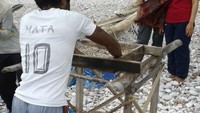 Warga Kolbano yang sedang mengayak batu warna