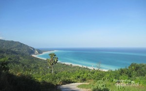 Pantai di Kupang Ini Dihiasi oleh Batu Warna-warni