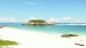Pantai di Lombok Ini Punya Karang Berbentuk Penyu