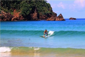 Pantai di Malang Ini Punya Air Terjun