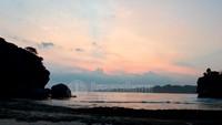 Bahkan kastil yang terbuat dari pasir akan jatuh ke lautan.