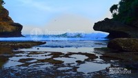 Sayang sekali pantai seindah ini kalau datangnya tidak bersamamu yang juga tak kalah indahnya.