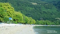 Pantai dengan pasir putih yang terbentang sepanjang garis pantai
