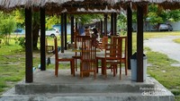 Lopo yang disediakan untuk menikmati keindahan objek wisata, maupun dapat digunakan untuk menikmati berbagai hidangan yang dapat dipesan dalam areal objek wisata