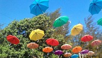 payung warna-warni menghiasi pantai