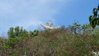 Patung Yesus dari kejauhan
