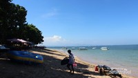 Pohon-pohon di sepanjang tepian Pantai Duyung.