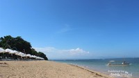 Airnya di pantai ini jernih.