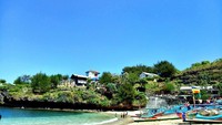 Kapal nelayan yang terparkir rapi menambah kecantikan pantai ini.
