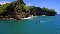 Membelah birunya laut selatan