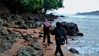 Perjalanan di bibir pantai untuk sampai ke lokasi Pantai Gigi Hiu