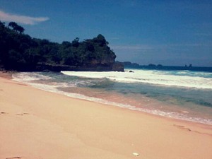 Pantai Goa Cina, Keindahan Kota Malang yang Tersembunyi