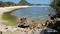Pantai berpasir putih dengan air yang jernih