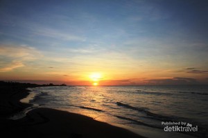 Pantai Gua Manik di Jepara, Sunset & Sunrise-nya Dahsyat!
