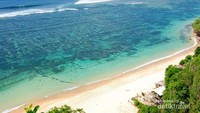 Wow, indahnya pantai ini sungguh mencengangkan