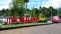 Landmark Pantai Jikomalamo di bagian depan